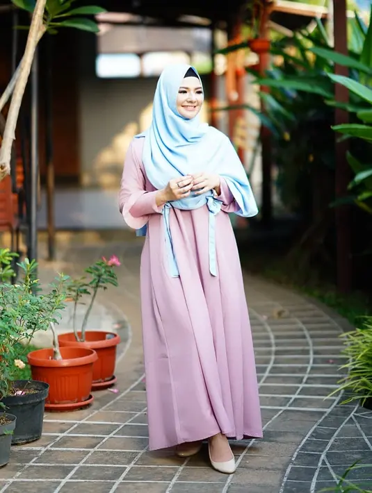 Berbagai model hijab yang digunakan nampak membuat penampilan wanita 25 tahun ini semakin memesona. Begini penampilan Eriska dengan balutan pakaian berwarna pink membuat dirinya terlihat begitu anggun. Terlihat aura keibuan semakin jelas.(Liputan6.com/IG/@eriskarein)