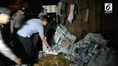 Sebuah kios jamu digerebek petugas dan kedapata menjual miras oplosan dan resmi.