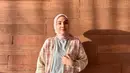 Untuk tampilan casual, t-shirt polos yang dilapisi cardigan dan celana putih seperti Ria Miranda bisa jadi pilihan. [Foto: IG/riamiranda].