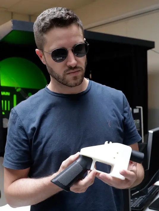 Pendiri Defense Distribute, Cody Wilson menunjukan pistol plastik yang dibuat pada printer 3D di Texas, Rabu (1/8). Pistol dan senapan plastik print 3D ini dikhawatirkan semakin memicu kekerasan akibat senjata api di negara tersebut. (AP/Eric Gay)