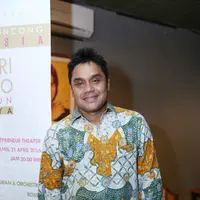 Dwiki Dharmawan akan menjadi pengiring dalam konser menandai 40 tahun berkarya Diva Keroncong, Sundari Soekotjo. (Nurwahyunan/Bintang.com)