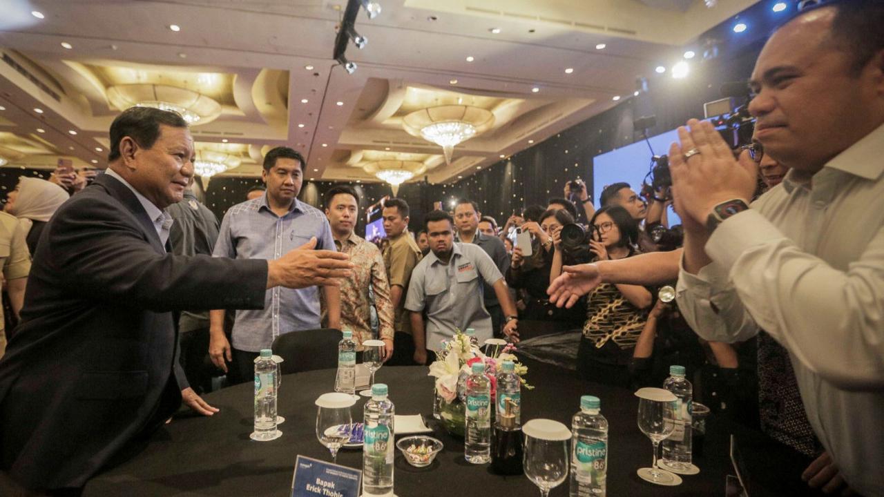 "Waktu saya komplain ke dia, 'why 1 percent return? in my country we can get 8-9 percent, 10 percent', 'yes sir, but country risk,' Jadi kapok aku main di pasar modal," <br>