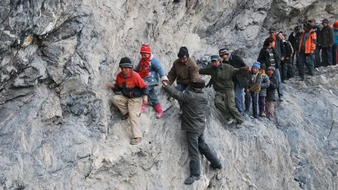 Anak-anak Ini Lalui 7 Jalur Tak Terduga untuk Sampai ke Sekolah