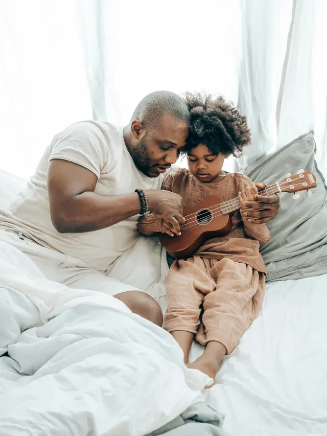 Parenting bermain gitar