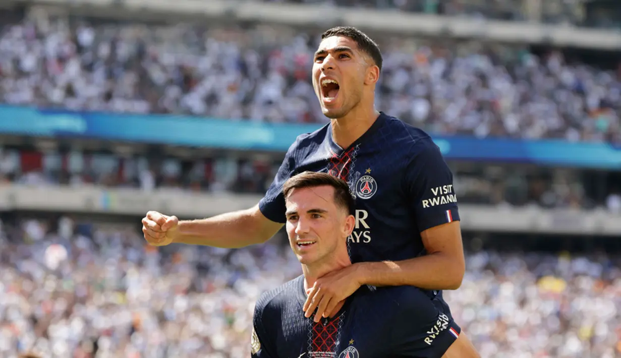 Pemain PSG Fabian Ruiz dan Achraf Hakimi merayakan gol ke gawang Real Madrid pada laga semifinal Piala Dunia Antarklub 2025 yang berlangsung di MetLife Stadium, Kamis (10/7) dini hari WIB. (AP Photo/Adam Hunger)