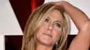 Artis Jennifer Aniston merupakan penggemar  yoga yang sudah cukup lama. Dia pun sering memuji instruktur sekaligus sahabatnya, Mandy Ingber sebagai orang yang berjasa menjaga keindahan tubuhnya dengan melakukan yoga. (Frazer Harrison/Getty Images/AFP)