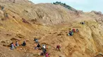 Sejumlah warga menambang emas di sebuah situs penambangan di kota Betare Oya, Kamerun (4/4).  (AFP Photo/Reinnier Kaze)