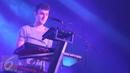 Personel Clean Bandit, Jack Patterson tampil dalam konser yang bertajuk "Clean Bandit Live in Jakarta" di Jakarta, (8/12). Mereka membawakan dua belas lagu diantaranya Real Love, Stronger dan Rather Be. (Liputan6.com/Faizal Fanani)