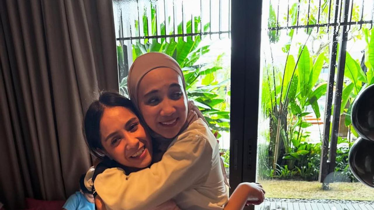 Momen Mengharukan Zaskia Sungkar dan Nagita Slavina Berpelukan, Bukti Persahabatan Sejati