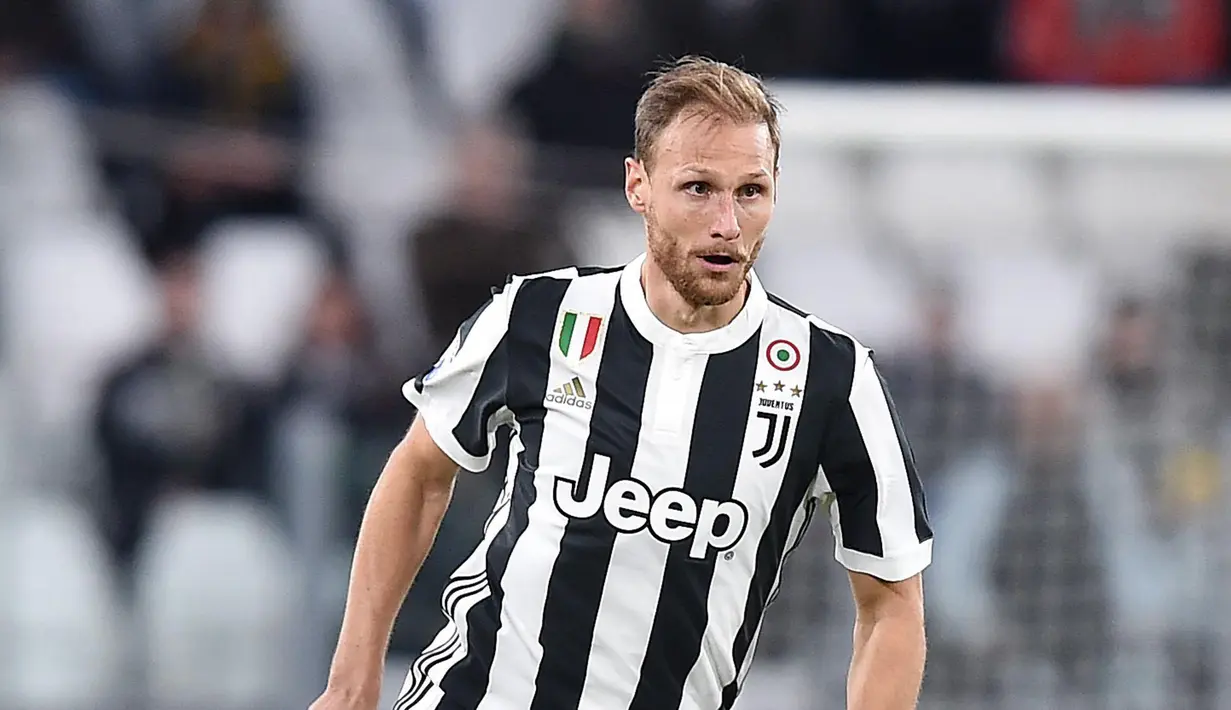 Pemain Juventus, Benedikt Hoewedes mengendalikan bola selama laga pekan ke-14 Liga Italia Seri A di Allianz Stadium, Senin (27/11). Juventus memetik hasil sempurna usai menang telak 3-0 atas Crotone. (Alessandro Di Marco/ANSA via AP)