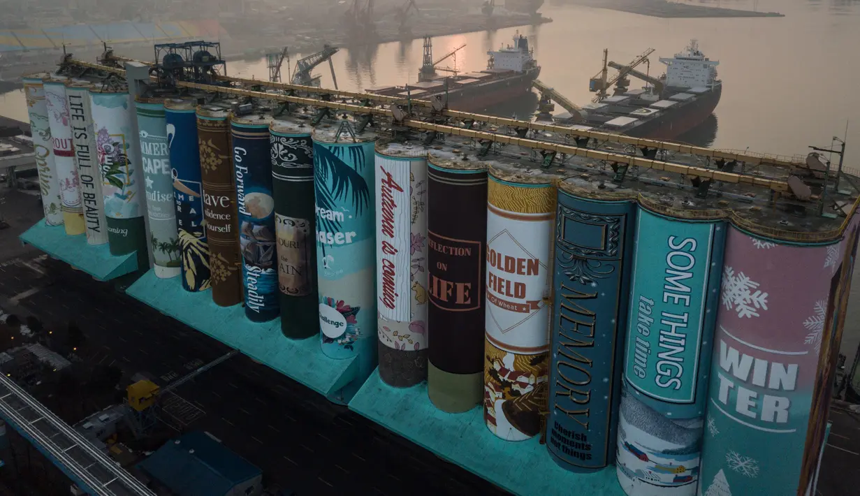 Sebuah mural luar ruangan raksasa yang ditampilkan pada silo gandum di kota pelabuhan Incheon, Seoul, Korea Selatan, Rabu (19/12). Mural tersebut dikerjakan oleh 22 seniman lukisan dan menghabiskan 487.000 USD atau sekitar Rp 7 miliar. (Ed JONES/AFP)