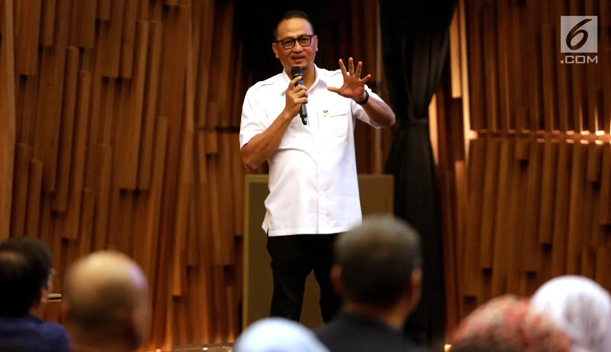 Dirjen Aplikasi Informatika Kemkominfo, Samuel A. Pangerapan (kiri) memberi pemaparan saat menjadi narasumber dalam seminar di SCTV Tower, Jakarta, Senin (13/11). (Liputan6.com/Faizal Fanani)