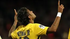 Pemain PSG, Neymar merayakan golnya ke gawang Guingamp pada laga perdana Ligue 1 Prancis di Roudourou stadium, Guingamp, (13/8/2017). PSG menang 3-0. (AP/Kamil Zihnioglu)