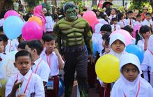 Momen Seru MPLS di Kota Surabaya, Kepala Sekolah dan Guru Dandan Jadi Hulk hingga Spiderman