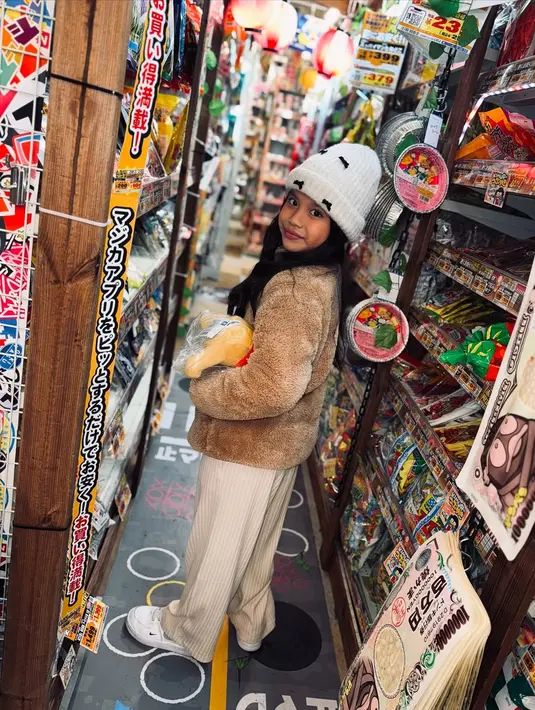 Abigail Cattleya Putri lengkapi outfit musim dinginnya knitted beannie dan sneakers putih [@ririnekawati]