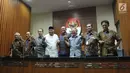 Mantan pimpinan KPK bersalam komando usai memberikan keterangan pers di Gedung KPK, Jakarta, Jumat (7/7). Keterangan pers terkait adanya pembentukan Pansus Hak Angket KPK oleh DPR yang menyikapi kasus dugaan korupsi E-KTP. (Liputan6.com/Helmi Afandi)