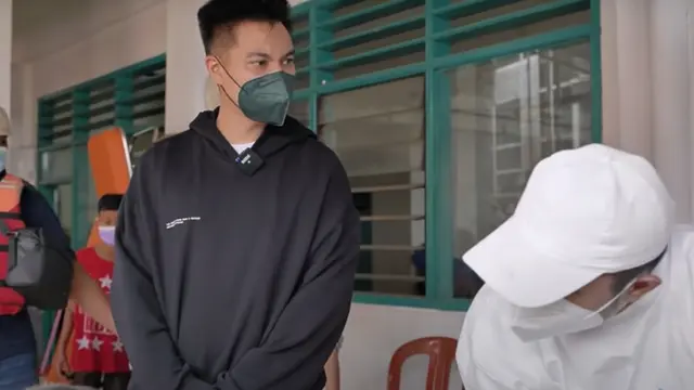 Baim Wong ikut menangani program banjir. (Foto: YouTube Baim Paula)