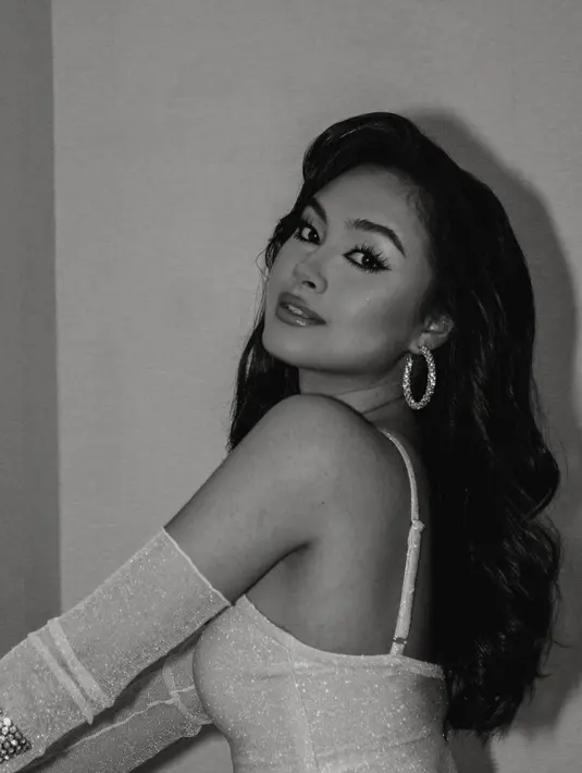 Sementara itu, Caitlin Halderman tampil glamor dengan vibes 80an berkat gaun dari Yosafat [@caitlinhalderman]