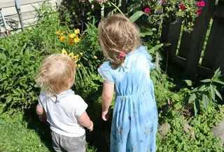 Berkebun sejak dini membantu anak mengasah kreativitas, melatih tanggung jawab, sekaligus menumbuhkan kepedulian terhadap alam. (Foto: KF/Unsplash)