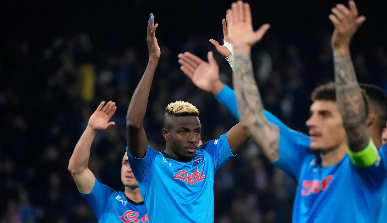Pemain Napoli Victor Osimhen merayakan dengan rekan satu timnya setelah mengalahkan Eintracht Frankfurt pada pertandingan sepak bola leg kedua babak 16 besar Liga Champions di Stadion Diego Armando Maradona, Naples, Italia, 15 Maret 2023. Napoli melaju ke perempat final usai menyingkirkan Eintracht Frankfurt dengan agregat 5-0. (AP Photo/Gregorio Borgia)