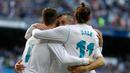 Penyerang Real Madrid, Karim Benzema (tengah) bersama rekannya Cristiano Ronaldo dan Gareth Bale melakukan selebrasi usai mencetak gol ke gawang Alaves pada La Liga Spanyol di stadion Santiago Bernabeu (24/2). Madrid menang 4-0. (AP Photo/Francisco Seco)