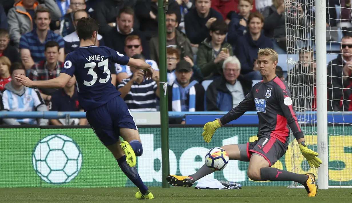 Gelandang Tottenham Hotspur, Ben Davies, mencetak gol ke gawang Huddersfield Town pada laga Premier League di Stadion The John Smith, Sabtu (30/9/2017). Tottenham Hotspur menang 4-0 atas Huddersfield Town. (AP/Nigel French)