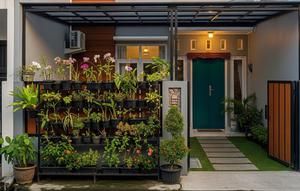Kebun Mini di Pagar Rumah Biar Hemat Lahan. (Foto: AI)