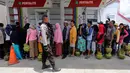 Warga antre membeli elpiji 3 kg saat operasi pasar di SPBU Ki Hajar Dewantara di Palu, Sulawesi Tengah, Senin (8/10). Sebanyak 560 tabung gas elpiji 3 kg subsidi dijual dengan harga Rp 16.000 per tabung. (Liputan6.com/Fery Pradolo)