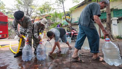 Warga Lenteng Agung Antre Air Bersih
