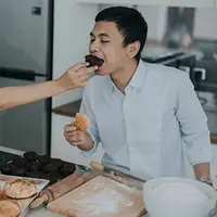 Komika dan pemeran Raditya Dika tidak lama lagi akan melepas masa lajangnya. Pria 33 tahun itu akan menikahi kekasihnya pesinetron Anissa Aziza. (Instagram/aldosinarta)