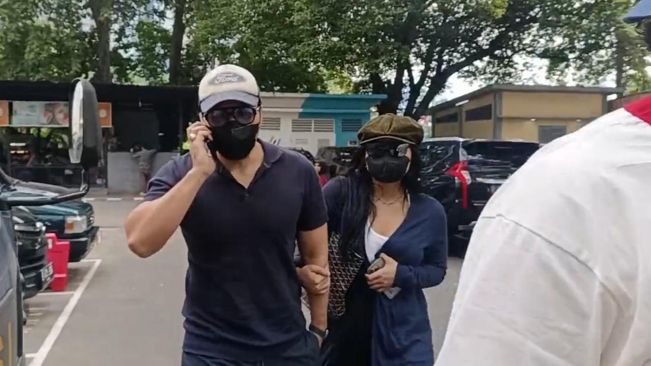 Putri Vokalis Band Hadiri Pemeriksaan Kasus Penyebaran Video Vulgar