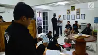 Satgas Tindak Pidana Perdagangan Orang (TPPO) Bareskrim Polri menggeledah kantor yang diduga menjadi tempat penampungan orang untuk dikirim ke luar negeri dengan modus TKI di Bekasi, Jawa Barat, Jumat (23/3). (Liputan6.com/Pool/Bareskrim Polri)