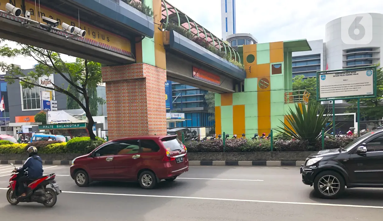 Kamera pengawas atau CCTV terpasang di Jalan Margonda Raya, Depok, Jawa Barat, Rabu (21/10/2020). Satlantas Polrestro Kota Depok menguji coba sistem tilang elektronik bagi pengendara mobil dan motor yang rencananya akan diberlakukan pada 1 November 2020 mendatang. (Liputan6.com/Immanuel Antonius)