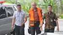 Dokter Bimanesh Sutarjo tiba di gedung KPK untuk menjalani, Jakarta, Rabu (6/2). Diagendakan pemeriksaan kepada BST (Bimanesh Sutarjo) sebagai tersangka dalam kasus perintangan penyidikan dugaan korupsi proyek e-KTP. (Liputan6.com/Herman Zakharia)