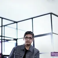 Monty Tiwa, sutradara dan penulis skenario. (Fotografer: Daniel Kampua, Digital Imaging: Muhammad Iqbal Nurfajri /Bintang.com)