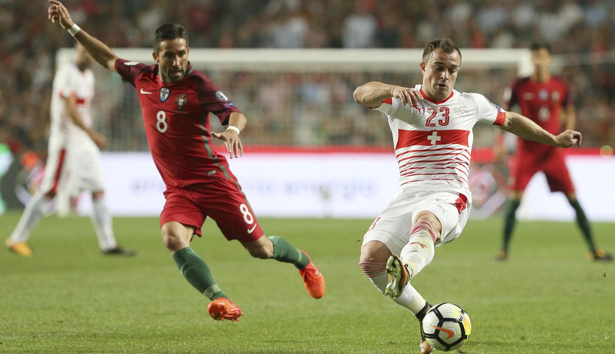 Gelandang Swiss, Xherdan Shaqiri, melepaskan tendangan ke gawang Portugal pada laga kualifikasi Piala Dunia di Stadion Luz, Selasa (10/10/2017). Portugal menang 2-0 atas Swiss. (AP/Armando Franca)