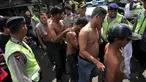Polres Metro Jakarta Timur melakukan Operasi Preman di kawasan terminal Pulogadung, Jakarta, Kamis, (12/3/2015). Petugas berhasil menyita minuman keras, senjata tajam, dan belasan orang yang diduga preman di lokasi tersebut. (Liputan6.com/Johan Tallo)