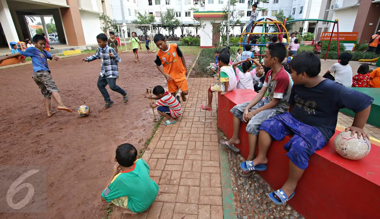 Sejumlah bocah bermain bola di Ruang Publik Terpadu Ramah Anak (RPTRA) Rusun Pulogebang, Jakarta, Rabu (18/5). Gubernur DKI Basuki Tjahaja Purnama atau Ahok ingin RPTRA tidak hanya untuk anak-anak, tapi juga buat lansia. (Liputan6.com/Immanuel Antonius)