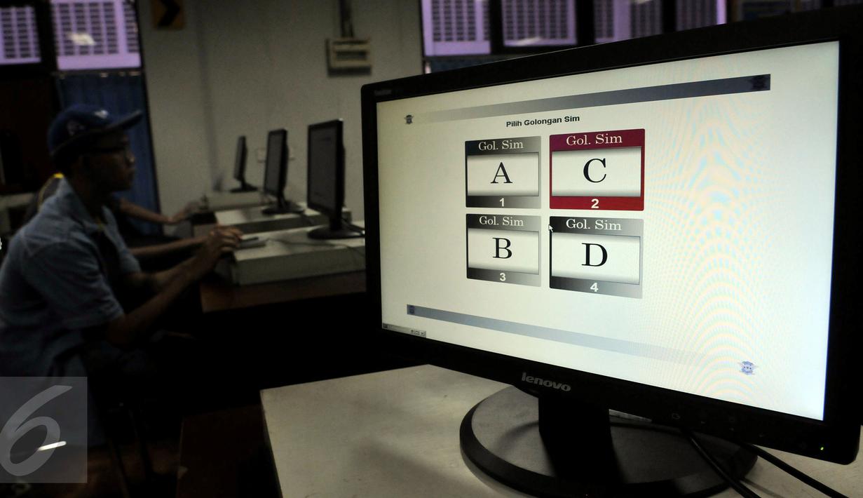 Siswa ikuti ujian teori membuat sim di Samsat, Daan Mogot, Jakarta, (1/11/2015). Sebanyak 250 peserta yang berasal dari 10 sekolah di Jakarta, Depok, Tangerang dan Bekasi telah mengikuti kegiatan Michelin Tunjukkin Safetymu. (Liputan6.com/Johan Tallo)