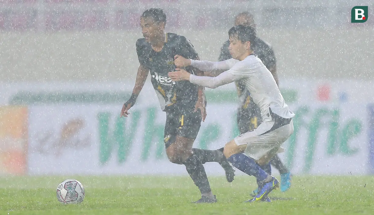 Pemain PSIS Semarang, Taisei Marukawa (kanan) berebut bola dengan pemain Dewa United FC, Asep Berlian dalam lanjutan babak penyisihan Grup A Piala Presiden 2022 antara Dewa United FC menghadapi PSIS Semarang di Stadion Manahan, Solo, Jawa Tengah, Jumat (17/6/2022). (Bola.com/Arief Bagus)