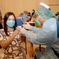 Vaksinasi ibu hamil di Unair Surabaya. (Dian Kurniawan/Liputan6.com)