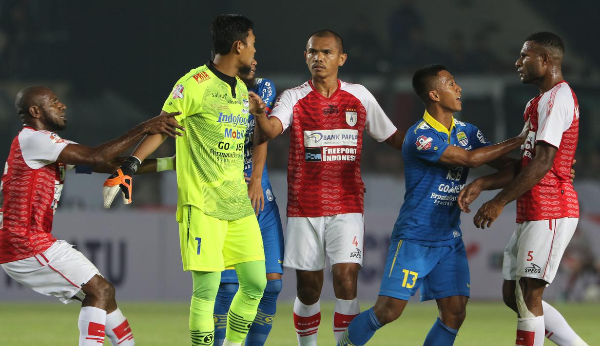 Kiper Persib Bandung, Natshir Fadhil, bersitegang dengan striker Persipura Jayapura, Marinus Wanewar, pada laga Liga 1 2019 di Stadion Si Jalak Harupat, Bandung, Sabtu (18/5). Persib menang 3-0 atas Persipura. (Bola.com/M. Iqbal Ichsan)