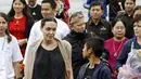 Utusan khusus UNHCR, Angelina Jolie (tengah) berbincang dengan putranya, Maddox saat tiba di Bandara Myitkyinam, Myanmar, Rabu (30/7/2015). (REUTERS/Soe Zeya Tun)