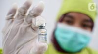 Petugas medis menunjukkan vaksin Covid-19 di Puskesmas Cengkareng, Jakarta Barat, Selasa (9/2/2021). Vaksinasi Sinovac yang dilakukan secara paralel untuk tenaga kesehatan di atas 60 tahun dilakukan karena mereka rentan tertular virus Covid-19. (Liputan6.com/Fery Pradolo)