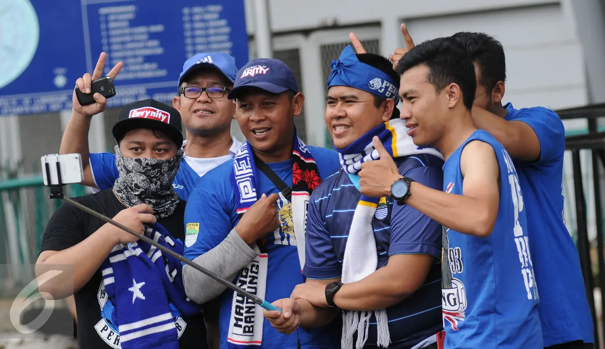 Sejumlah suporter Persib berfoto selfie jelang masuk ke dalam Stadion GBK Jakarta, Minggu (3/4/2016). Ribuan suporter Persib memadati Stadion GBK Jakarta untuk menyaksikan laga final Piala Bhayangkara 2016. (Liputan6.com/Helmi Fithriansyah)
