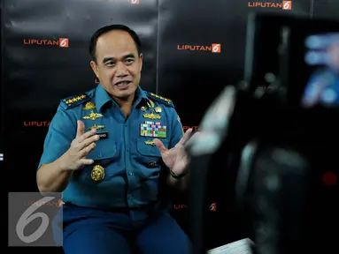 Kepala Staf Angkatan Laut (KSAL) Laksamana TNI Ade Supandi berkunjung ke  SCTV Tower, Jakarta, Selasa (7/7/2015).  Kunjungan media KASAL Laksamana TNI Ade Supandi untuk koordinasi Program Save Our Littoral Life. (Liputan6.com/Andrian M Tunay)