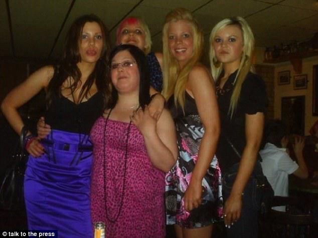 Sebelum diet, Sam (tengah) selalu minder (c) dailymail.co.uk