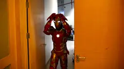 Penggemar berpakaian seperti karakter Iron Man bersiap di belakang panggung sebelum konferensi pers Bangkok Entertainment Week 2016 di Bangkok Art and Culture Centre (BACC), Thailand, Kamis (21/4/2016). (REUTERS/Athit Perawongmetha)