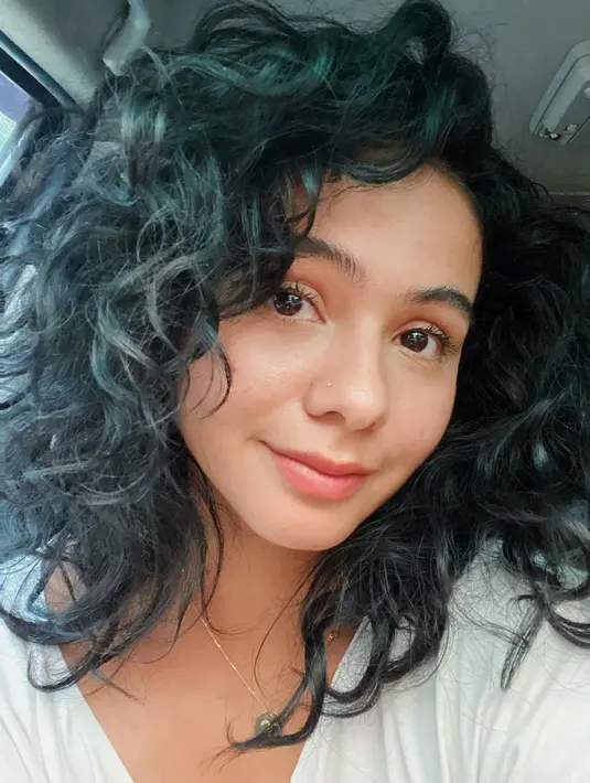 <p>Saat merias wajahnya, Sahila Hisyam cukup menggunakan lipstik tipisnya. Dengan rambut keriting yang memukau. (FOTO: instagram.com/sahilahisyam/)</p>
