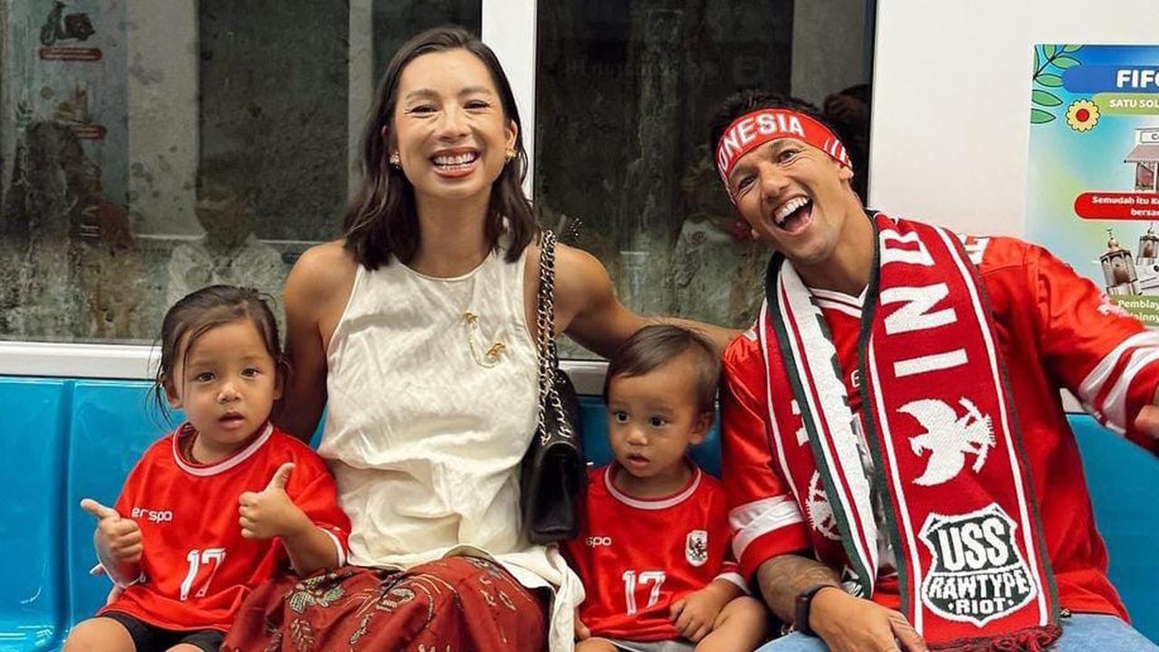 Potret Jennifer Bachdim Nonton Timnas Indonesia Vs Australia, Bersama Suami dan 2 Anak Pergi Naik MRT